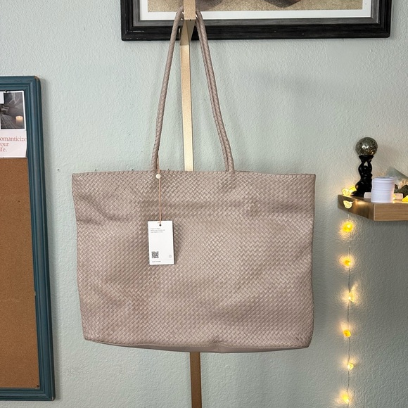 Quince | Italian Leather Tote - Picture 3 of 12